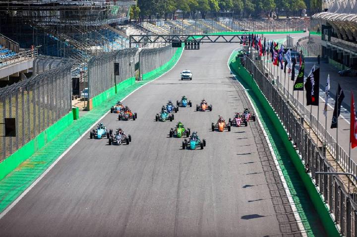 2ª etapa do Paulista de Fórmula Vee tem disputas intensas em Interlagos