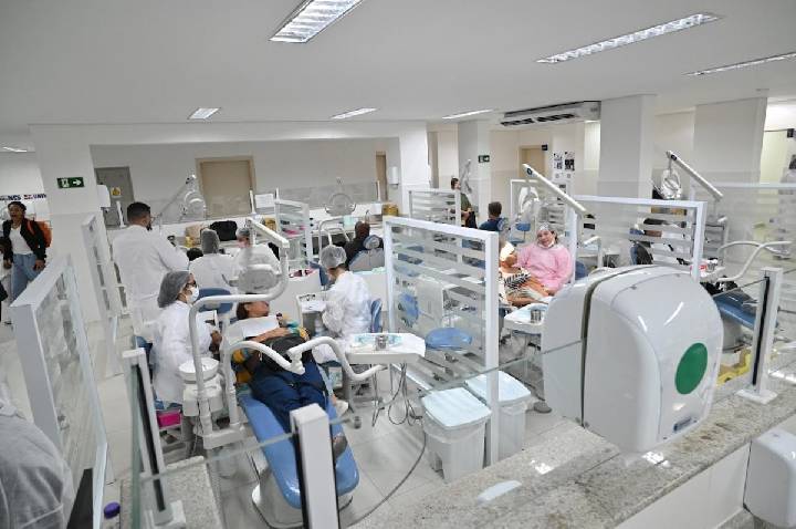 Abrigados em equipamentos públicos de Santos passam por exames odontológicos gratuitos
