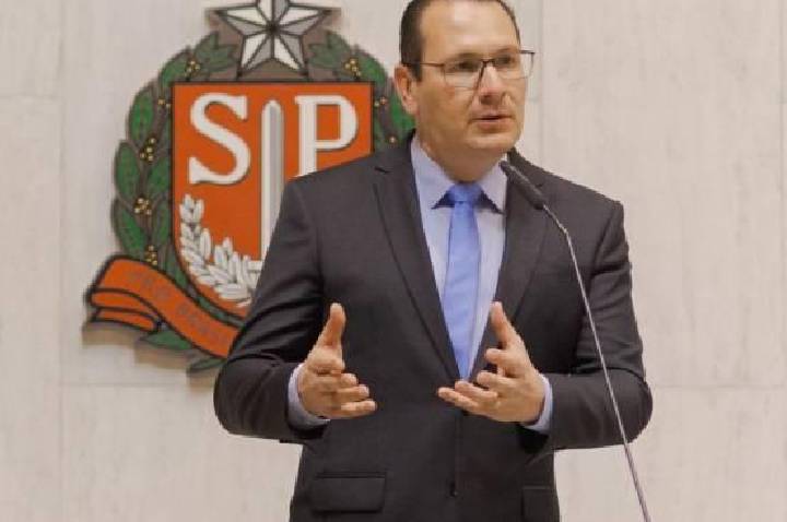 Alesp aprova lei que obriga escolas a terem “manual de etiqueta” para uso da Internet