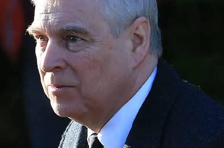 Andrew perderá também o título de príncipe