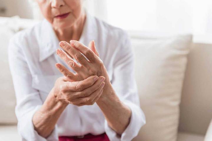 Anvisa aprova foslevodopa no Brasil: medicamento é indicado para pacientes com Parkinson avançado