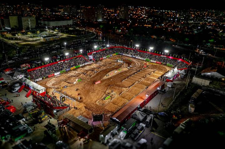 Arena Cross 2026 abre temporada com pilotos internacionais