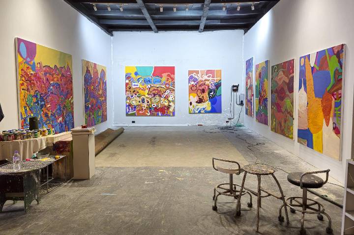 Arte na Pinacoteca apresenta Naji Ayoub em exposição que transforma a pintura em experiência sensorial