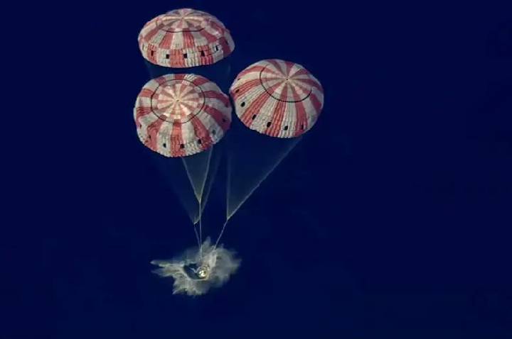 Artemis 2 pousa na Terra após missão histórica na Lua