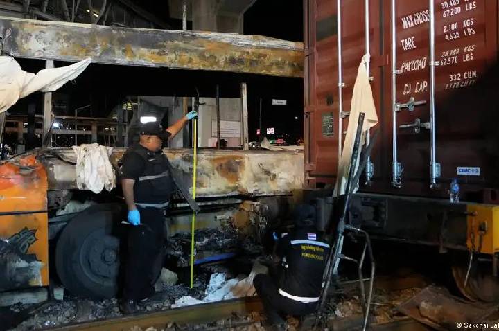 Batida entre ônibus e trem deixa oito mortos na Tailândia