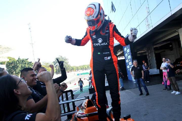 Bernardo Gentil conquistou primeira vitória na Fórmula 4 Brasil e é o líder do campeonato