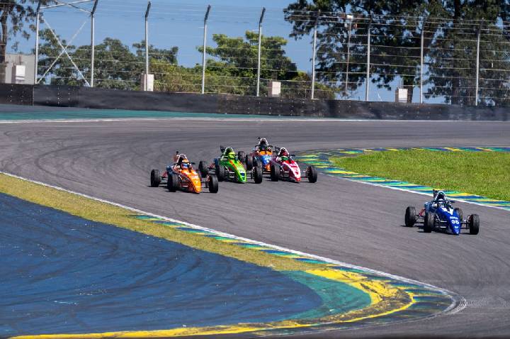 Busca por desafio e adrenalina impulsiona o automobilismo