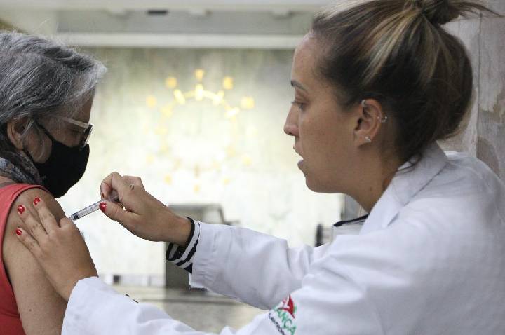 Butantan busca voluntários para teste de vacina da gripe para idosos