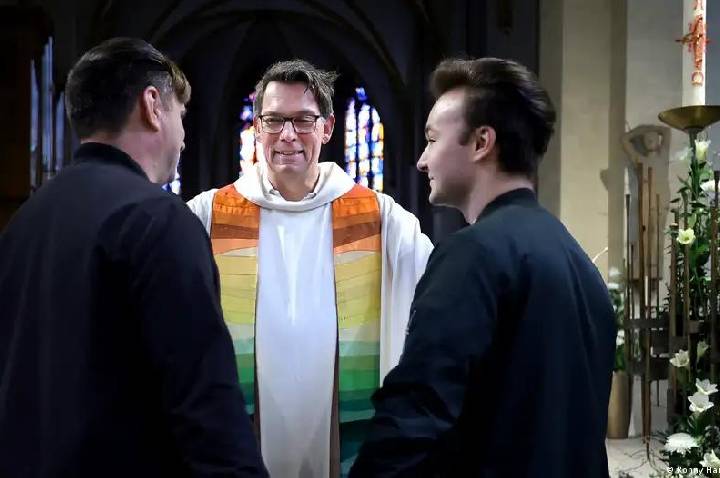 Cardeal de Munique autoriza bênção de casais homossexuais