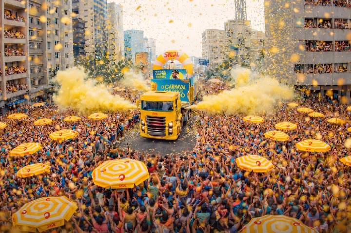 Carnaval que desce redondo: Skol inova e traz DJ internacional Calvin Harris para tocar pela primeira vez em um trio elétrico na Consolação