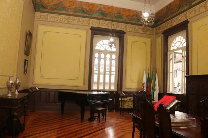 Centro Cultural Português de Santos reinaugura salão histórico