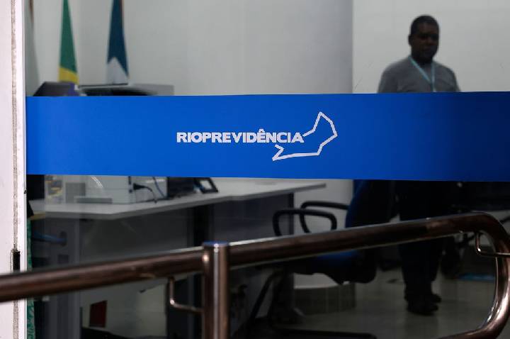 Cláudio Castro exonera presidente da Rioprovidência