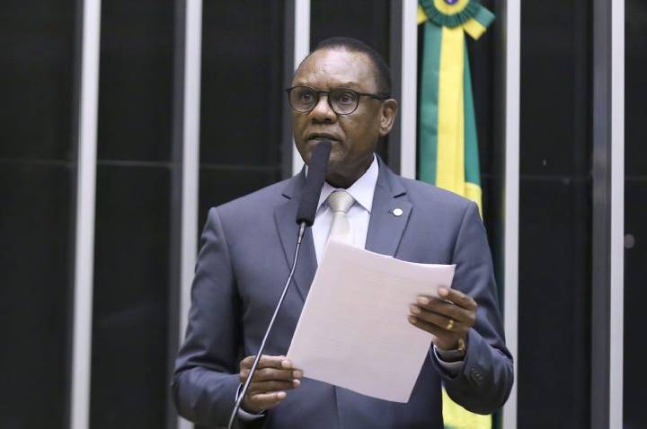 Comissão aprova criação de programa nacional contra o etarismo