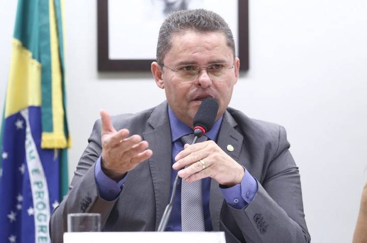 Comissão aprova criação de programa para aumentar a oferta de luz e internet em todo o país