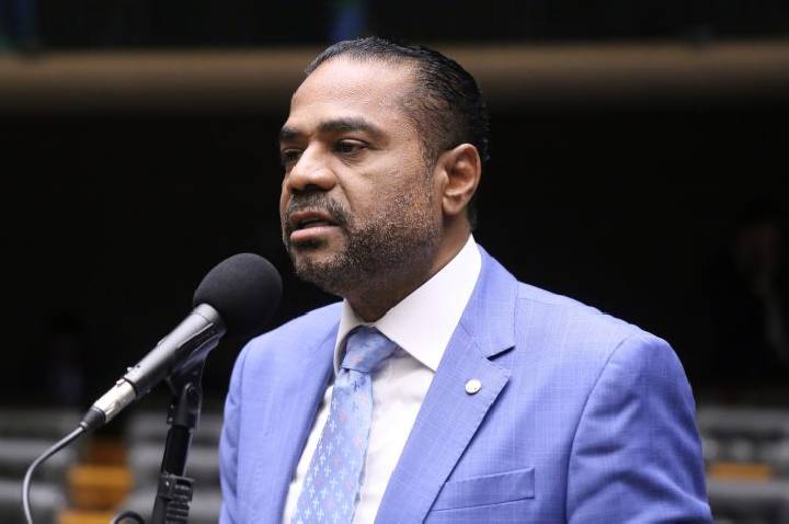 Comissão aprova projeto que inclui templos religiosos em programa de energia renovável