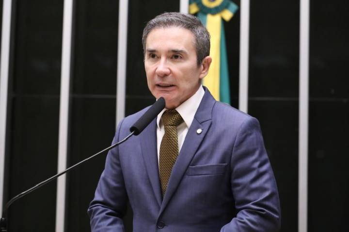Comissão de Educação aprova projeto que proíbe uso de contêineres e lonas em escolas