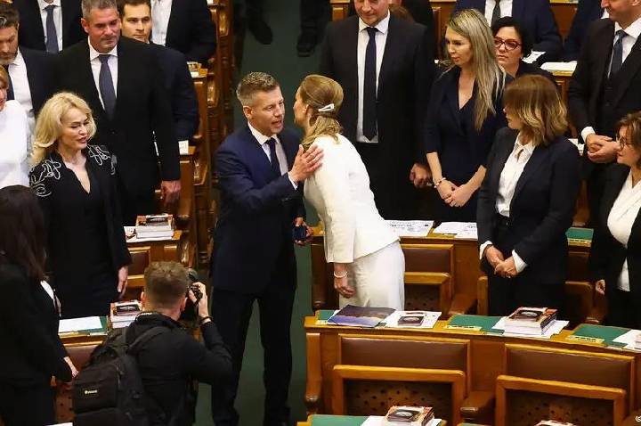 Conservador pró-UE toma posse na Hungria e encerra era Orbán