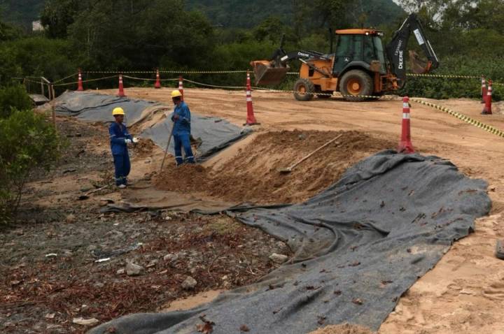 Construção de estação elevatória contra enchentes na entrada de Santos