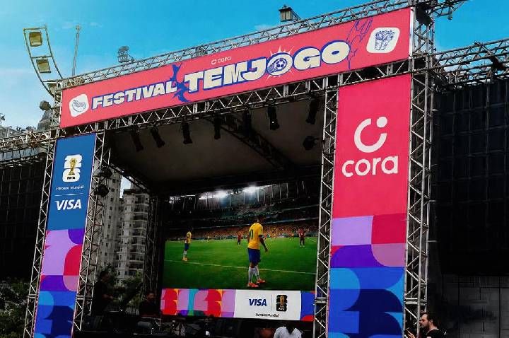 Cora e Visa promovem festival aberto ao público para assistir aos jogos do Brasil no Largo da Batata