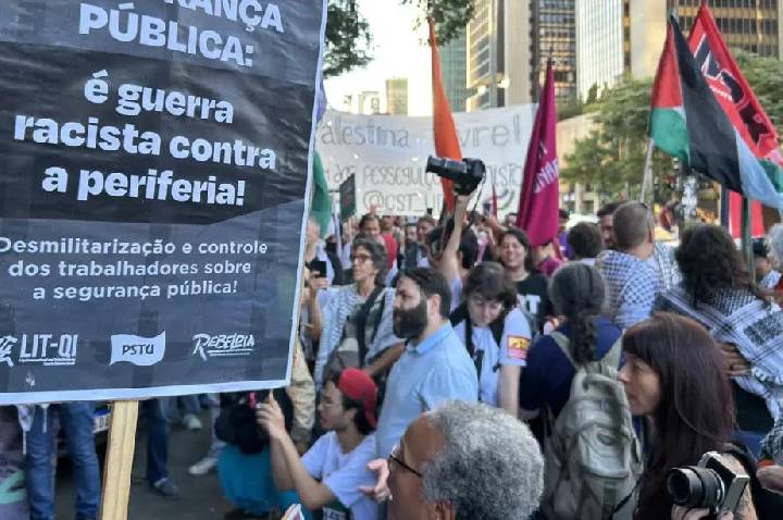 Cordão da Mentira faz ato na Paulista para lembrar Crimes de Maio