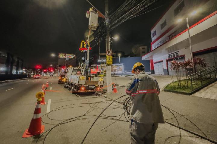 Em ação conjunta com a Enel, São Bernardo promove remoção de fios na Rua Jurubatuba