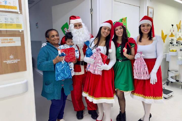 Em São Bernardo, crianças internadas no Hospital de Urgência recebem visita do Papai Noel