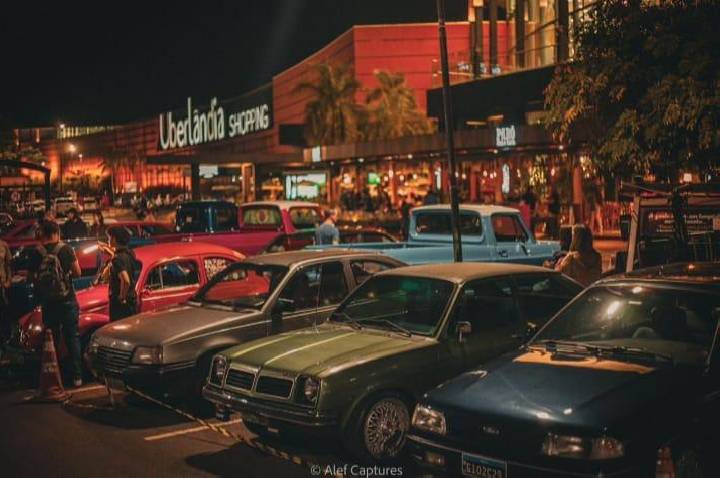 Encontro gratuito de carros antigos movimenta última quinta-feira do mês no Uberlândia Shopping