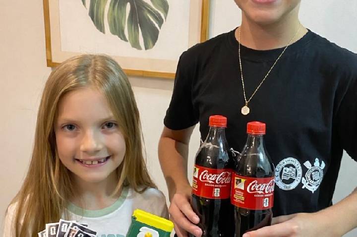 Entre figurinhas, sonhos e gols imaginários, irmãos embarcam na jornada do álbum da Copa 2026