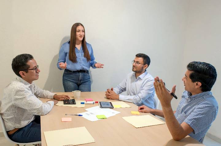 Escassez de talentos mantém pressão no mercado de trabalho