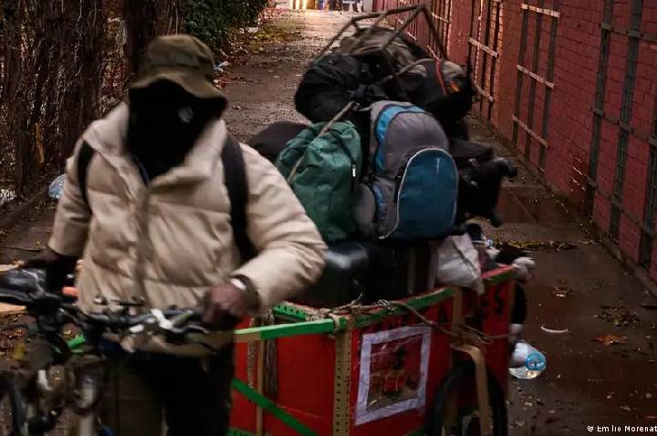 Espanha vai regularizar situação legal de 500 mil migrantes