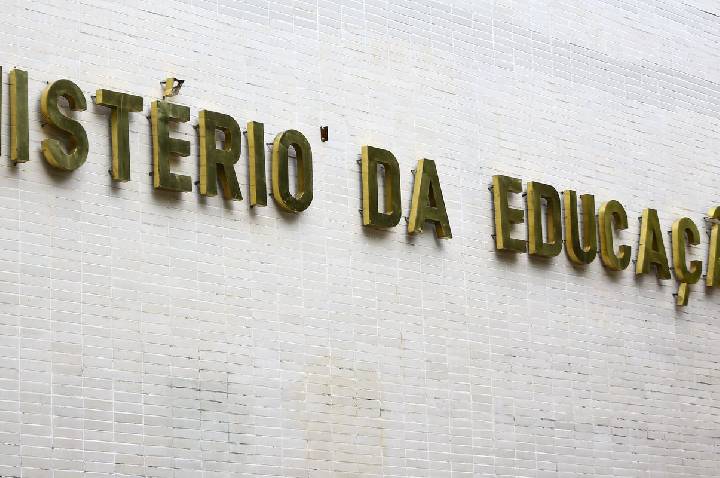 Formação de professores a distância mostra desempenho 53,1% inferior