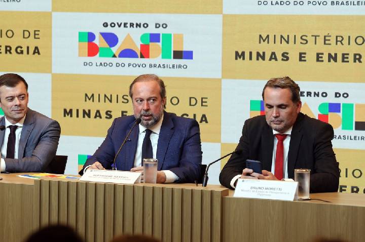 Governo cria subsídio de até R$ 0,89 para segurar preço da gasolina