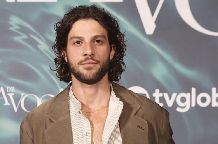 João Vicente diz que ator da Globo 'imita' Chay Suede e causa euforia na web