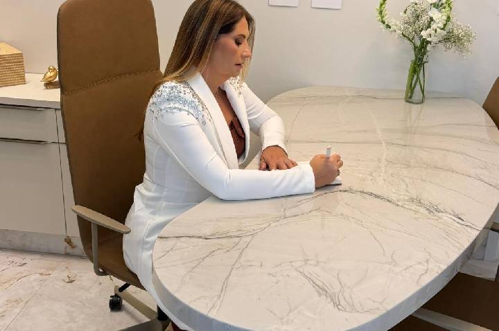 Junho Violeta: negligência com medicamentos e cuidados básicos está entre as formas mais silenciosas de violência contra idosos