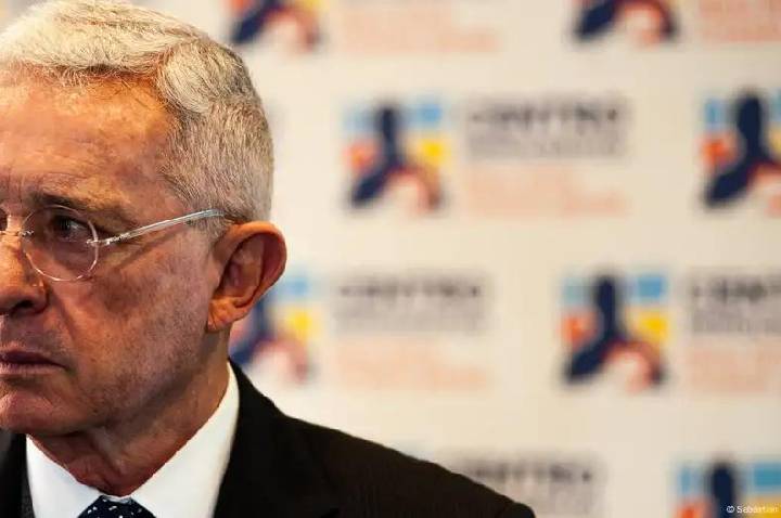 Justiça absolve ex-presidente colombiano Álvaro Uribe