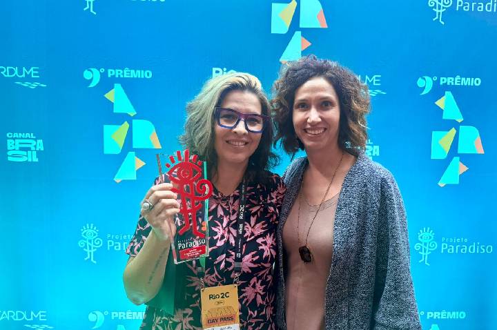 Keka Reis recebe Prêmio Paradiso de Roteirista no ABRA