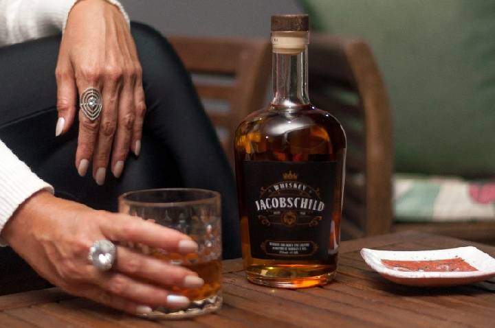 Licor de whiskey americano chega ao mercado brasileiro