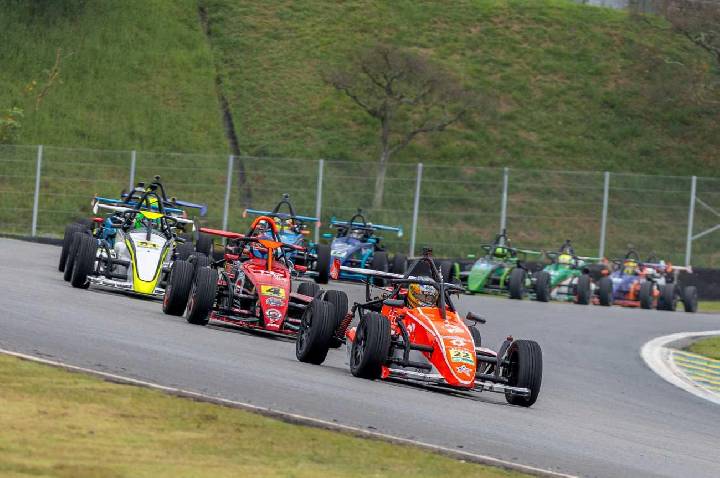 Lucas Monteiro chega embalado pela liderança e quer ampliar vantagem na 6ª Etapa da Fórmula 1600 em Interlagos