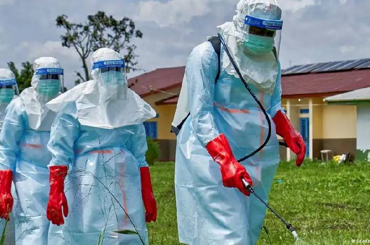 Mais de 900 casos suspeitos de Ebola na RDC, diz OMS