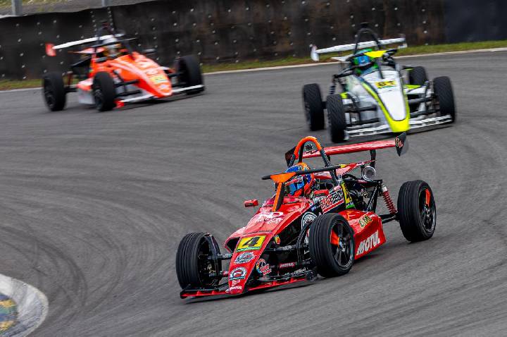 Marcel Fachini protagoniza duelos intensos em Interlagos e fecha fim de semana com dois pódios na Fórmula 1600