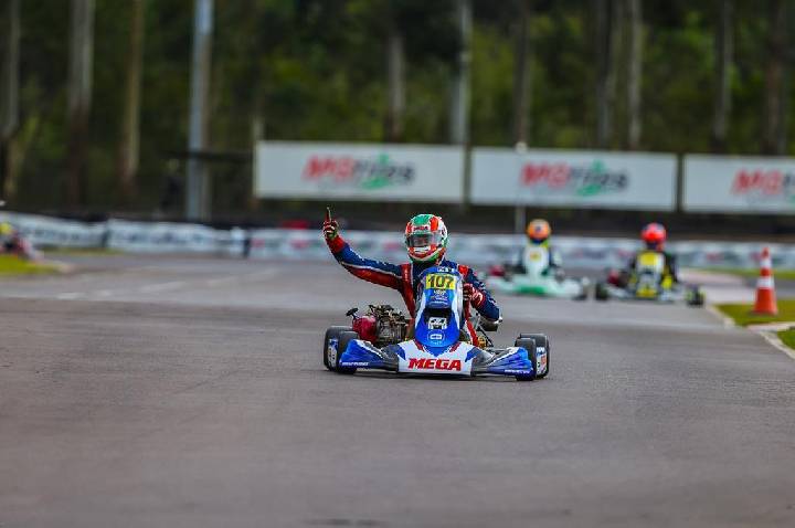 Mega Kart repete 2025 e conquista o bicampeonato da F4 Master no Sul-Americano de Kart 4 Tempos