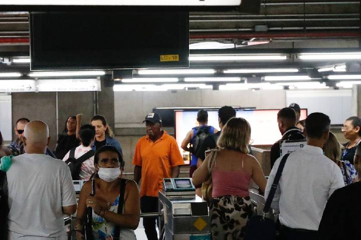 Metrô de SP funcionará ininterruptamente de sábado para domingo