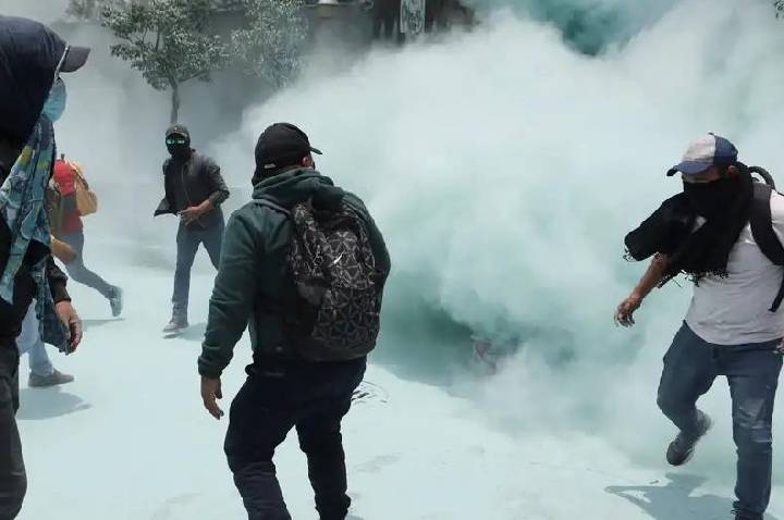 México é palco de protestos violentos às vésperas da Copa