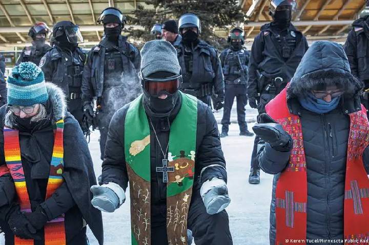 Milhares protestam sob frio extremo em Minnesota
