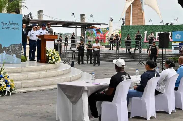 Militares no Equador pedem desculpas por morte de meninos