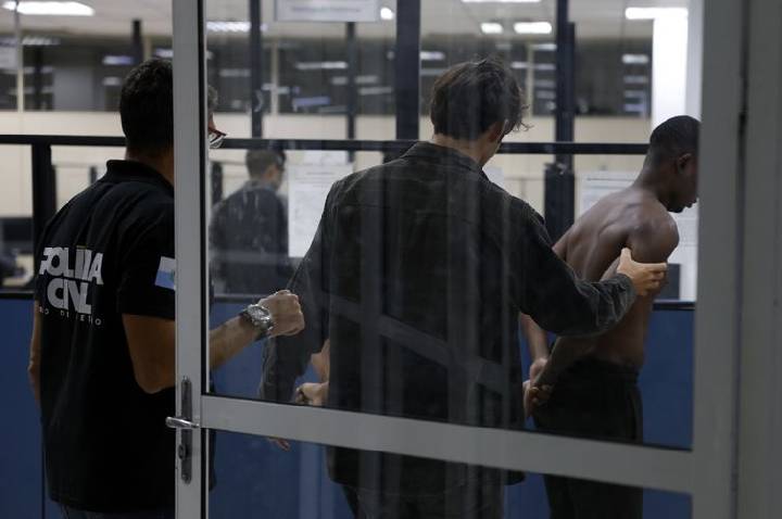 Ministros farão reunião de emergência com Castro nesta quarta-feira