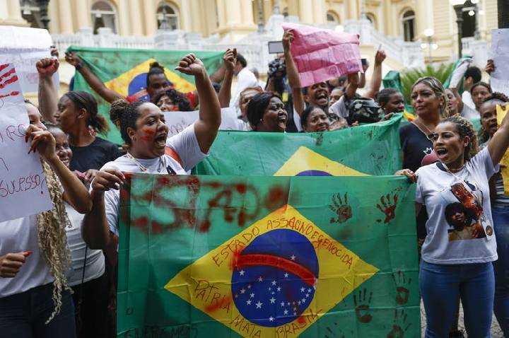 Moradores do Alemão e da Penha protestam contra mortes em operação
