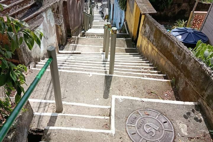 Morro de Santos ganha escadaria revitalizada com corrimão e novas canaletas