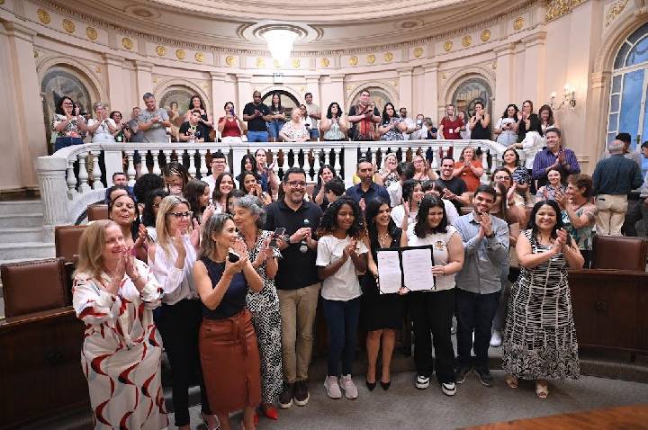 Novo programa levará estudantes e professores de Santos para experiência no exterior