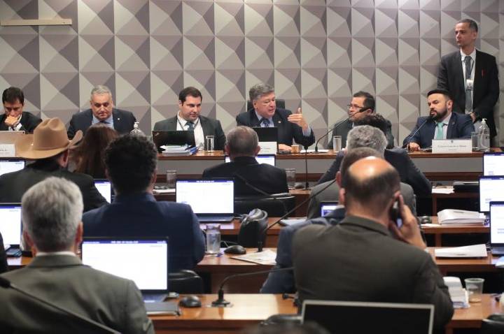 Obrigado a depor, ex-diretor do INSS não explica aumento de descontos em massa